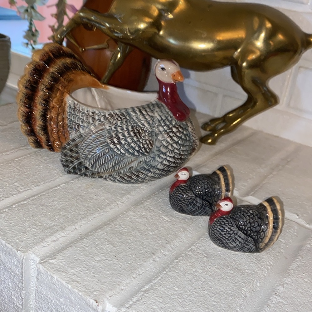 Warren Kimball Chicken ceramic bowl with matching salt shakers.